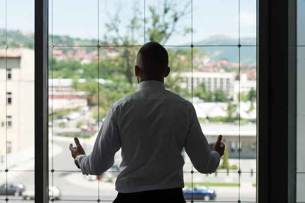 Jovem empresário olha para a cidade — Fotografia de Stock