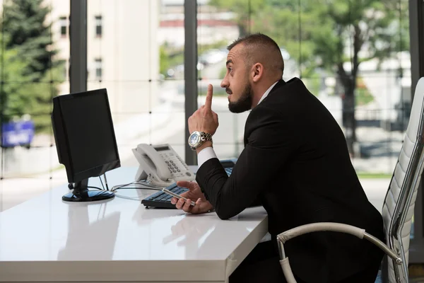 Junger Geschäftsmann mit Fingerzeig — Stockfoto