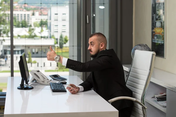 Jonge zakenman uitvoerend heeft de duim omhoog — Stockfoto