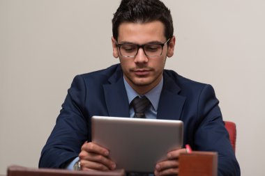 touchpad ofisinde çalışan genç adam