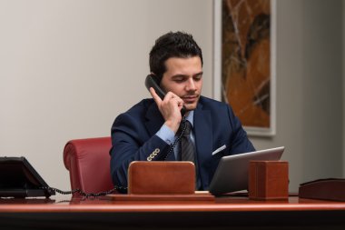 İş adamı telefonda.