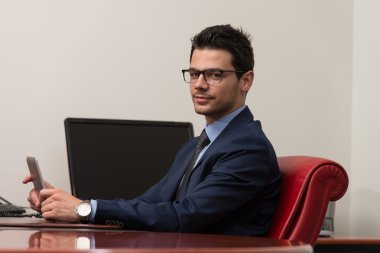 touchpad ofisinde çalışan genç adam