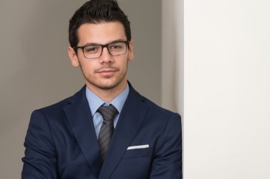 Ofisteki genç iş adamı portresi.