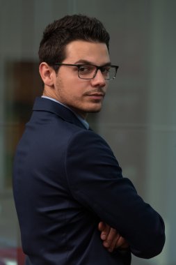 Ofisteki genç iş adamı portresi.