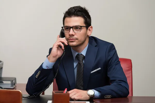 Geschäftsmann am Telefon — Stockfoto