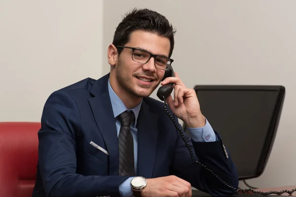 Forretningsmand taler på telefon i kontoret - Stock-foto