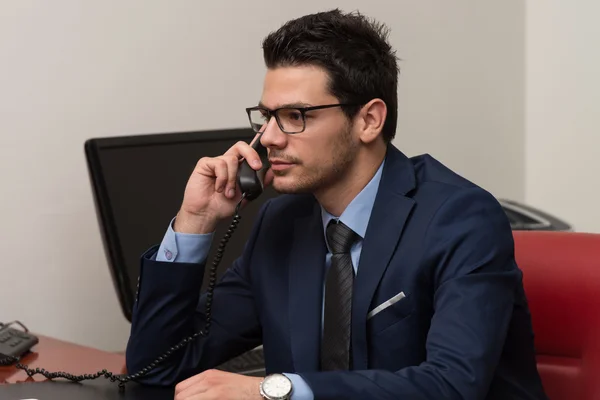 Zakenman aan de telefoon — Stockfoto