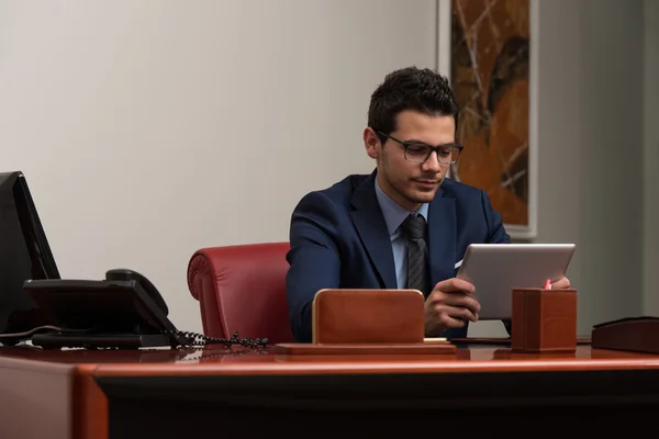 Genç adam ofiste bilgisayarla çalışıyor. — Stok fotoğraf