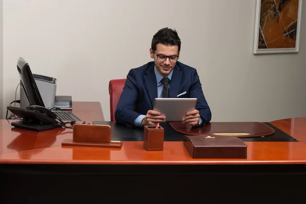 Empresário em uma ruptura com seu computador — Fotografia de Stock