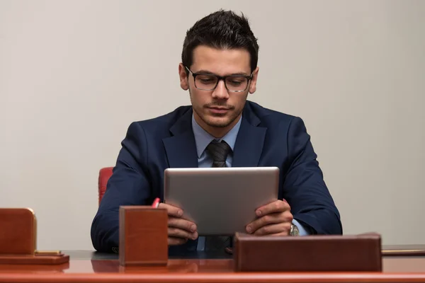 Junger Mann arbeitet im Büro am Computer — Stockfoto