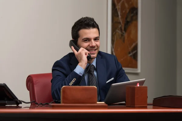 Obchodník na telefonu — Stock fotografie