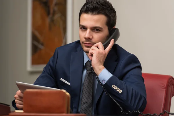 Geschäftsmann am Telefon — Stockfoto