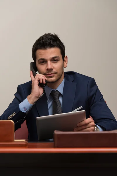 Forretningsmann på telefonen – stockfoto