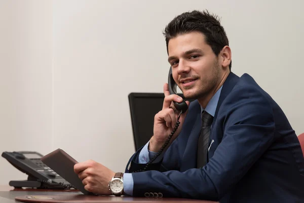 Obchodník na telefonu — Stock fotografie