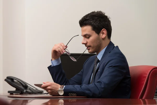 Zakenman met computer — Stockfoto