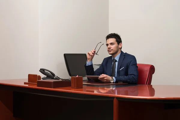 Zakenman op een breuk met zijn computer — Stockfoto