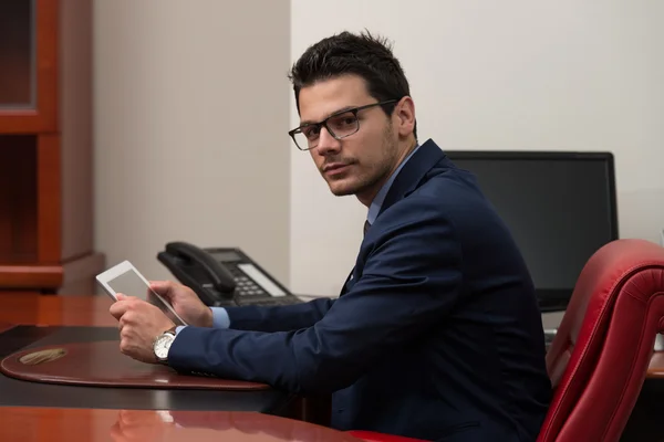 Zakenman op een breuk met zijn computer — Stockfoto