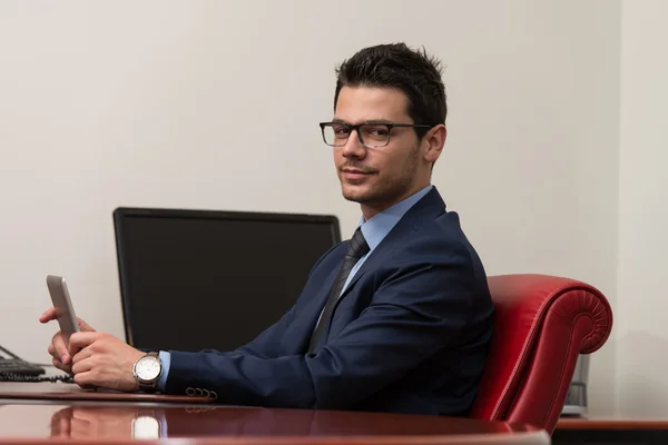 Junger Mann arbeitet im Büro an Touchpad — Stockfoto