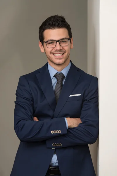 Joven hombre de negocios guapo en traje azul —  Fotos de Stock