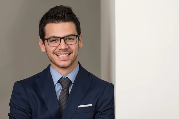 Retrato de um belo empresário casual sorrindo — Fotografia de Stock