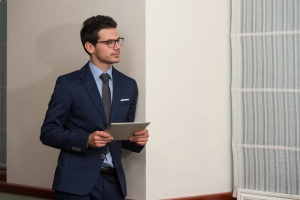 Jongeman werkt op de computer in kantoor — Stockfoto