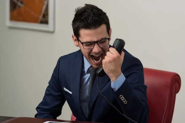 Boos zakenman schreeuwen in een mobiele telefoon — Stockfoto