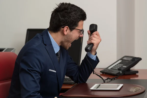 Homem irritado em desgaste formal gritando ao telefone — Fotografia de Stock