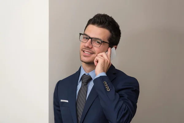 Manier inzakenman praten op telefoon in office — Stockfoto