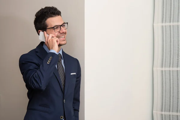 Jonge zakenman aan de telefoon — Stockfoto