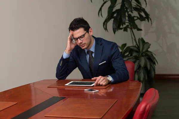 Jeune homme d'affaires stressant au bureau — Photo