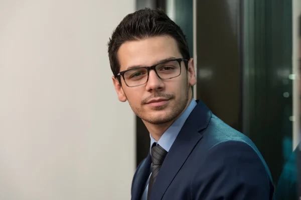 Retrato de um belo empresário casual sorrindo — Fotografia de Stock