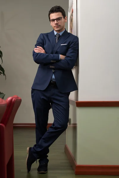 Joven hombre de negocios retrato en la oficina —  Fotos de Stock