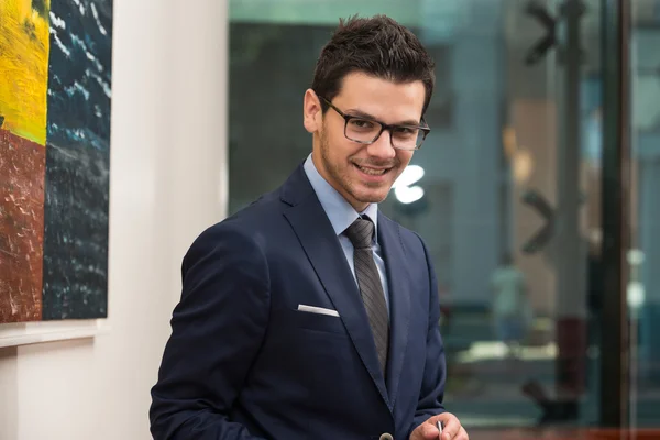 Jongeman werkt op de computer in kantoor — Stockfoto