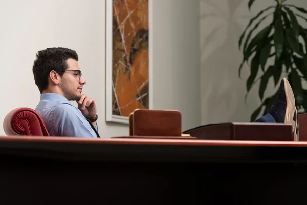 Joven hombre de negocios relaja — Foto de Stock