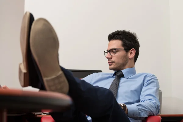 Jonge man aan het werk op touchpad in office — Stockfoto