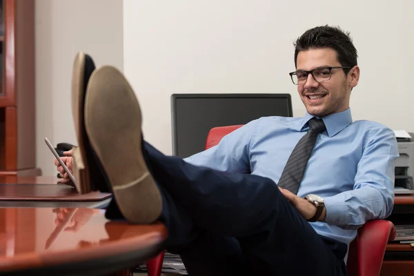 Jeune homme travaillant sur ordinateur au bureau — Photo