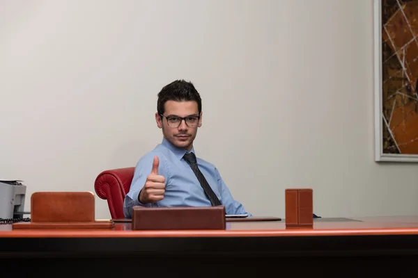 Jonge zakenman uitvoerend heeft de duim omhoog — Stockfoto