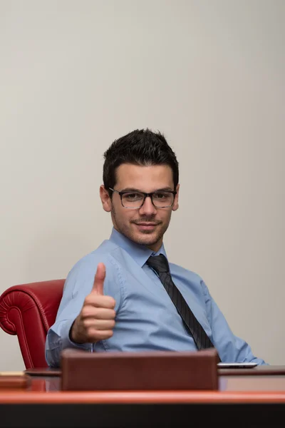 Podnikatel ukazující ok přihlásit s palcem — Stock fotografie