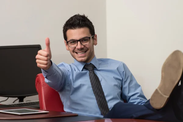 Jonge Kaukasische man met bril duimen opdagen — Stockfoto