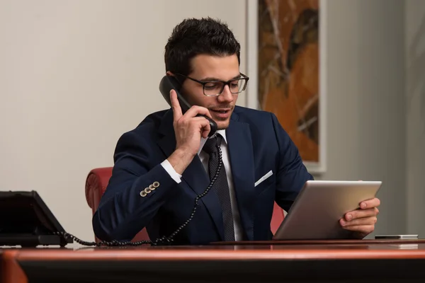 Uomo d'affari che parla al telefono in ufficio — Foto Stock
