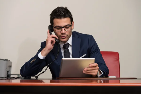 Geschäftsmann am Telefon — Stockfoto