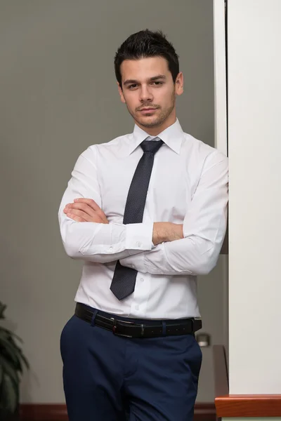Bonito jovem empresário retrato em seu escritório — Fotografia de Stock