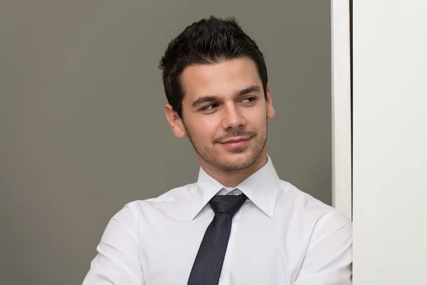 Close-up retrato de um atraente jovem empresário sorrindo — Fotografia de Stock