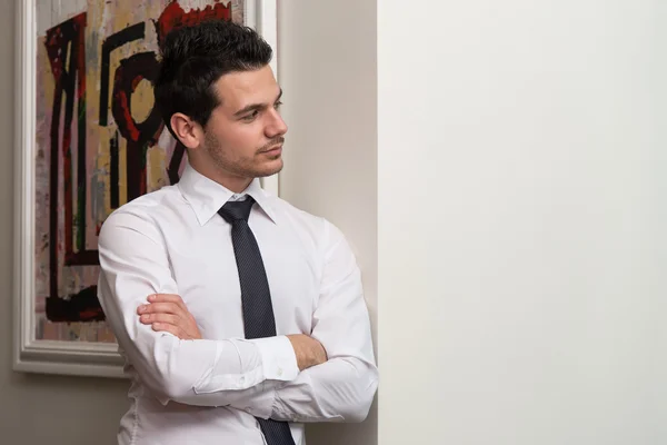 Porträt eines Geschäftsmannes, der aus dem Fenster schaut — Stockfoto