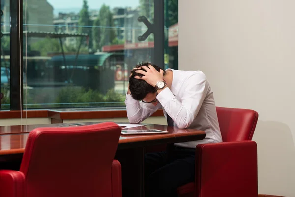 Joven hombre de negocios con problemas en la oficina — Foto de Stock