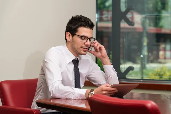 Uomo d'affari che parla al telefono in ufficio — Foto Stock