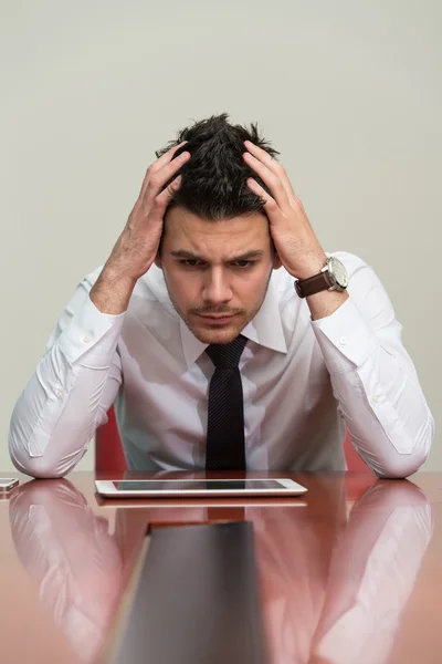 Jeune homme d'affaires stressant au bureau — Photo