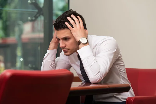 Joven hombre de negocios con problemas en la oficina — Foto de Stock