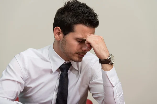 Joven hombre de negocios con problemas en la oficina — Foto de Stock