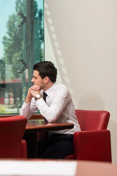 Jeune homme d'affaires ayant le stress dans le bureau — Photo